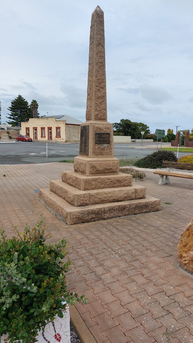 pfwaus's tweet photo. #Edithburgh War Memorial commemorating those from the local &amp; surrounding district who served during time of conflict #LestWeForget #History #travel 😷 #TravelOz https://t.co/1J8WCpzQQJ