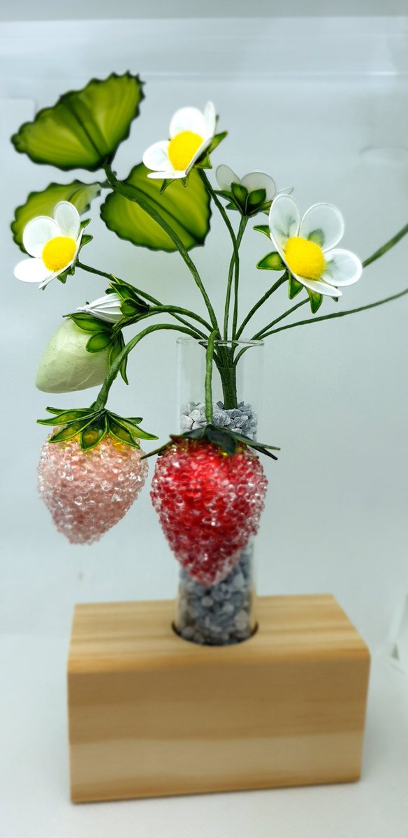 chambord2010's tweet photo. 終於！！
和同學一起完成了！！
其實是：我出一張嘴， 同學出力完成，然後我回家補上花芯這樣！！ https://t.co/83JdLpIDhT