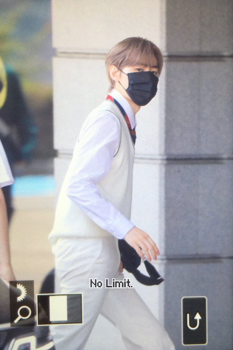 NoLimit_1208's tweet photo. 220603 뮤뱅 출근

#ENHYPEN #엔하이픈 #SUNGHOON #성훈 https://t.co/q5EztyAdji