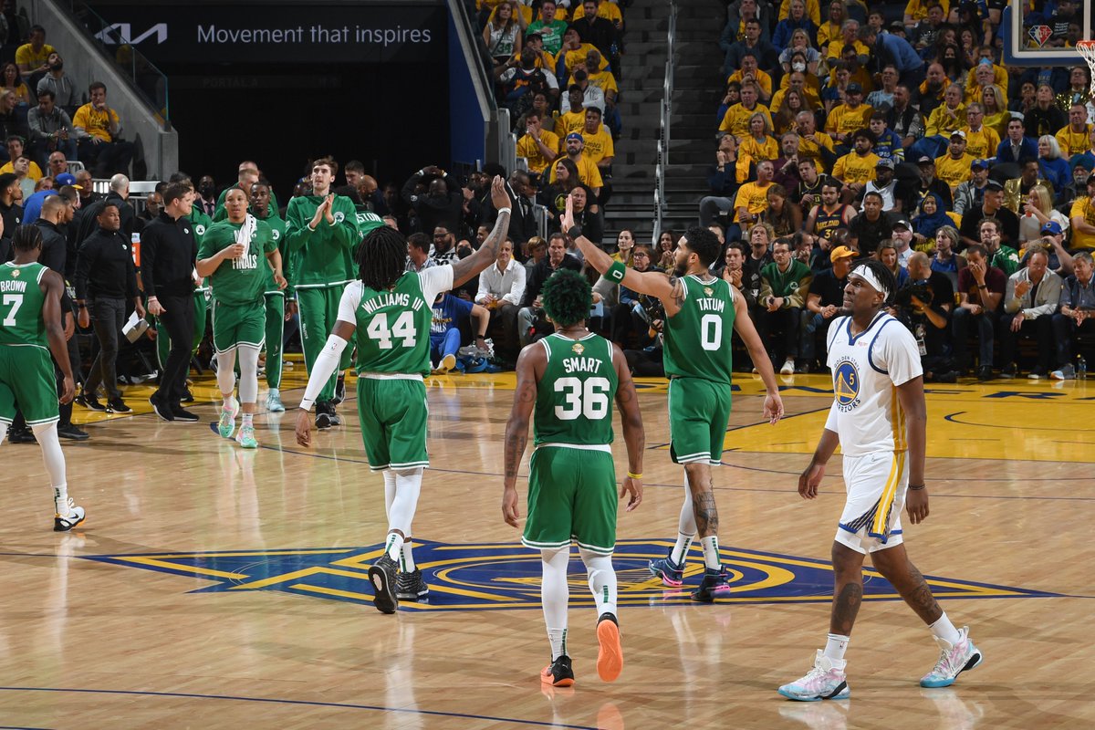 NBA_Indonesia's tweet photo. GAME 1 FOR BOSTON CELTICS! ☘

Sempat tertinggal 13 PTS, @celtics tampil luar biasa di Q4 dan berhasil membalikkan keadaan untuk mengungguli @warriors 1-0 di #NBAFinals!

Akankah #warriors mampu membalas di Game 2 nanti? 🤔 #NBA75 https://t.co/TNIvPAya7X