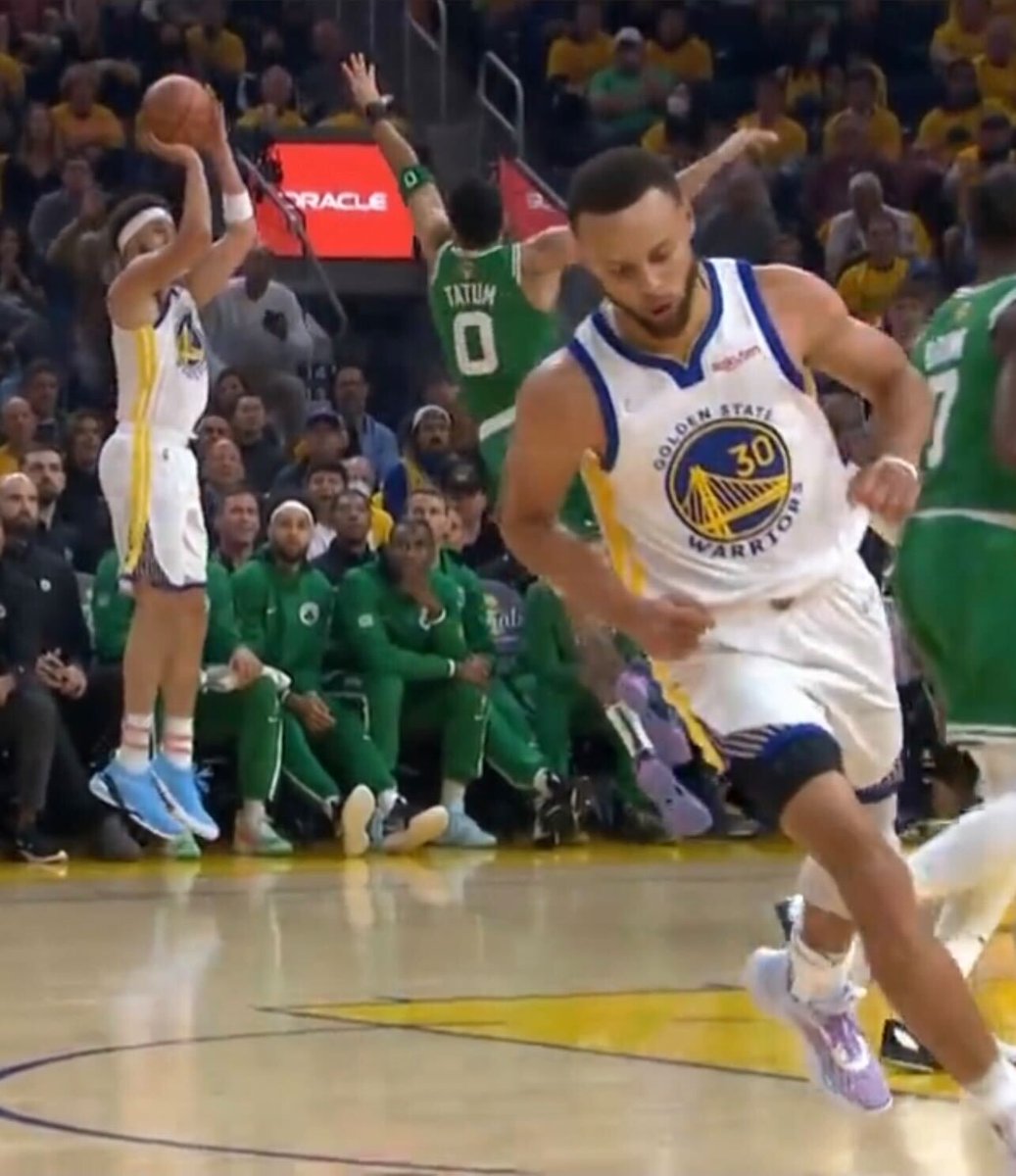 NBA_Indonesia's tweet photo. GAME 1 FOR BOSTON CELTICS! ☘

Sempat tertinggal 13 PTS, @celtics tampil luar biasa di Q4 dan berhasil membalikkan keadaan untuk mengungguli @warriors 1-0 di #NBAFinals!

Akankah #warriors mampu membalas di Game 2 nanti? 🤔 #NBA75 https://t.co/TNIvPAya7X