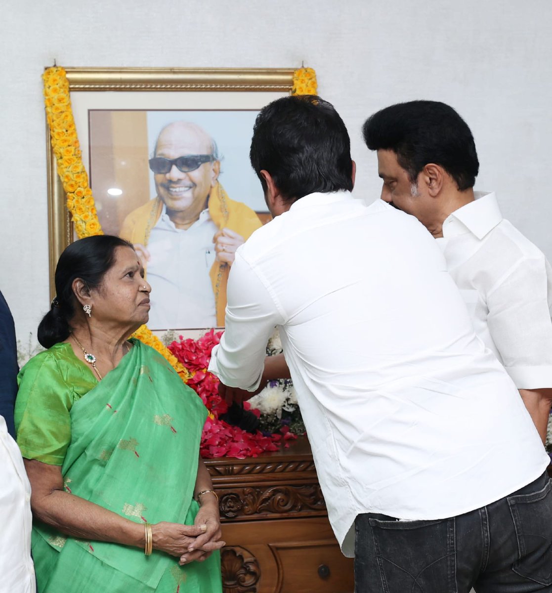 Udhaystalin's tweet photo. நவீன தமிழகத்தை தன் முற்போக்கு திட்டங்களால் கட்டியெழுப்பிய முத்தமிழறிஞரின் பிறந்தநாளில், சி.ஐ.டி காலனி இல்லத்தில் வைக்கப்பட்டிருந்த கலைஞரின் திருவுருவப் படத்துக்கு மாண்புமிகு முதலமைச்சர் @mkstalin &amp; அமைச்சர்களுடன் இணைந்து மரியாதை செய்��ோம். கலைஞரின் புகழ் ஓங்குக.

#HBDKalaignar99 https://t.co/7tIrN39f6d