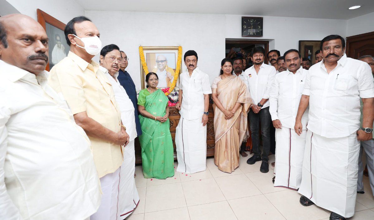 Udhaystalin's tweet photo. நவீன தமிழகத்தை தன் முற்போக்கு திட்டங்களால் கட்டியெழுப்பிய முத்தமிழறிஞரின் பிறந்தநாளில், சி.ஐ.டி காலனி இல்லத்தில் வைக்கப்பட்டிருந்த கலைஞரின் திருவுருவப் படத்துக்கு மாண்புமிகு முதலமைச்சர் @mkstalin &amp; அமைச்சர்களுடன் இணைந்து மரியாதை செய்��ோம். கலைஞரின் புகழ் ஓங்குக.

#HBDKalaignar99 https://t.co/7tIrN39f6d