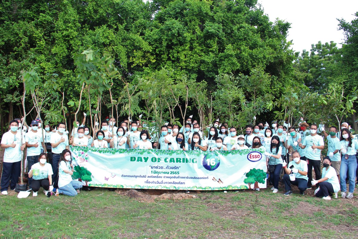exxonmobil_th's tweet photo. พนักงานโรงกลั่นน้ำมันเอสโซ่ศรีราชา ร่วมกันปลูกต้นไม้ในกิจกรรม "มาช่วยด้วยรัก" เนื่องในวันสิ่งแวดล้อมโลก 
#worldenvironmentalday #SaveTheWorld https://t.co/7PDO31InOb