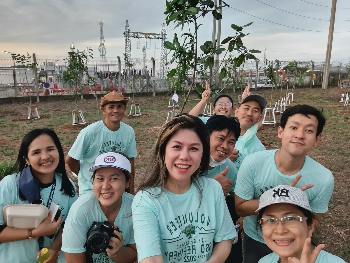 exxonmobil_th's tweet photo. พนักงานโรงกลั่นน้ำมันเอสโซ่ศรีราชา ร่วมกันปลูกต้นไม้ในกิจกรรม "มาช่วยด้วยรัก" เนื่องในวันสิ่งแวดล้อมโลก 
#worldenvironmentalday #SaveTheWorld https://t.co/7PDO31InOb