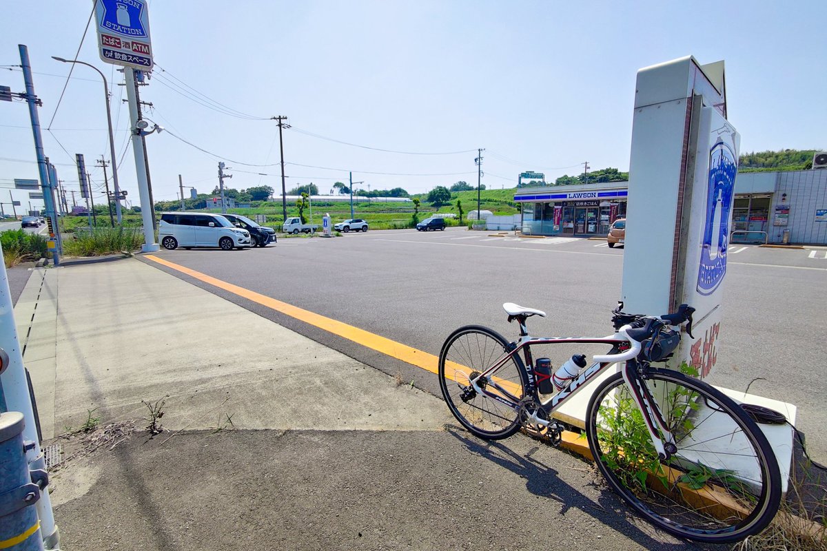 koguma565's tweet photo. サドルとバーテープ変えていつもの30キロコース🖐️ サドルはこの距離だと痛くないけど硬すぎて骨に振動が伝わる😝 バーテープはクッション性が高くて滑りやすいかな?🤔
#サイクリング #ロードバイク #ec90 #中華 https://t.co/uugCGOTNYc