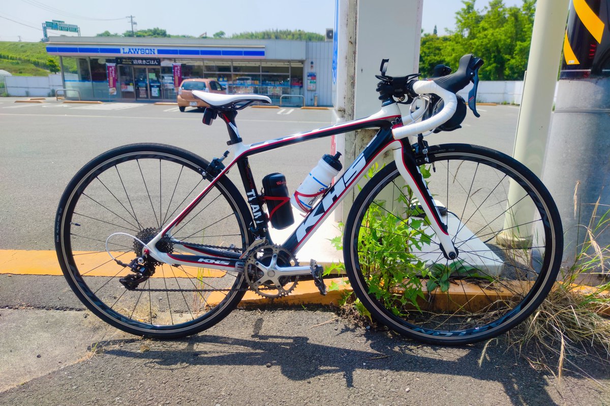 koguma565's tweet photo. サドルとバーテープ変えていつもの30キロコース🖐️ サドルはこの距離だと痛くないけど硬すぎて骨に振動が伝わる😝 バーテープはクッション性が高くて滑りやすいかな?🤔
#サイクリング #ロードバイク #ec90 #中華 https://t.co/uugCGOTNYc