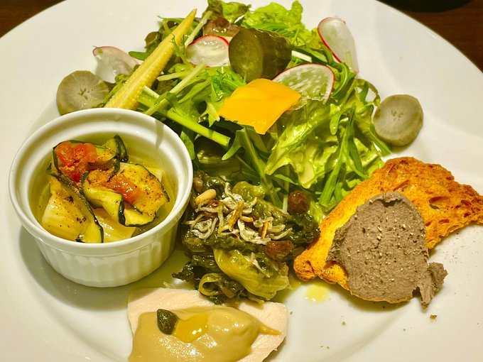 イタリア料理と吉祥寺@italia_kichijoj そんでランチ
めちゃうめえ
ジリオ風パスタ、複雑な味でうまい
牛頰肉もホロホロでめちゃうまい 