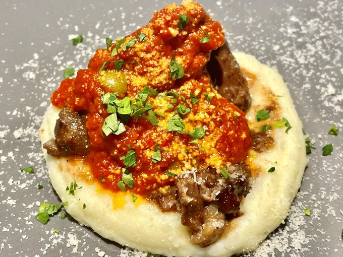 イタリア料理と吉祥寺@italia_kichijoj そんでランチ
めちゃうめえ
ジリオ風パスタ、複雑な味でうまい
牛頰肉もホロホロでめちゃうまい 