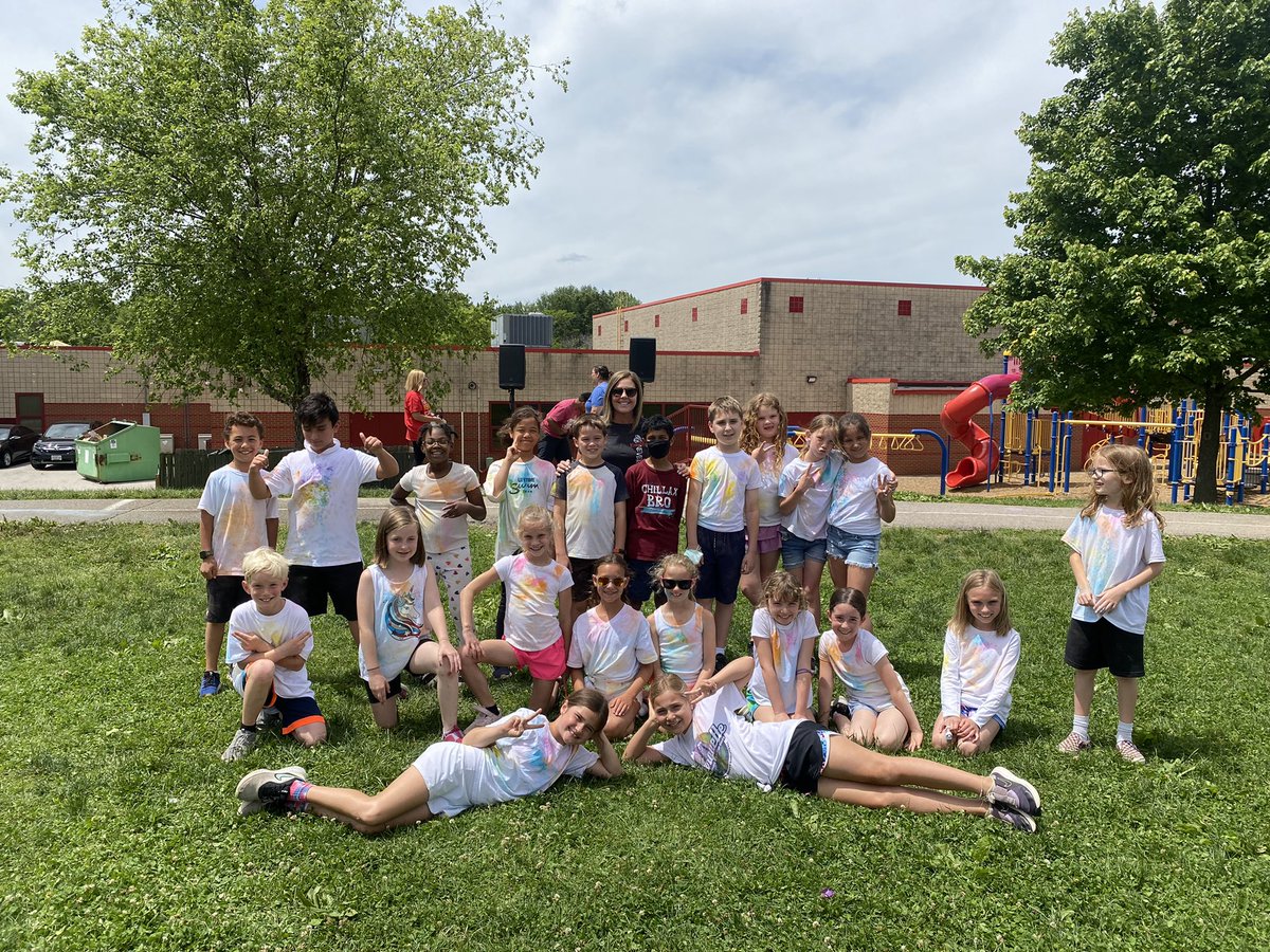 MrsSharpGr3's tweet photo. That’s a wrap! Another fun year. These kiddos are now 4th graders! ☺️ https://t.co/rgYiRHl8Ap