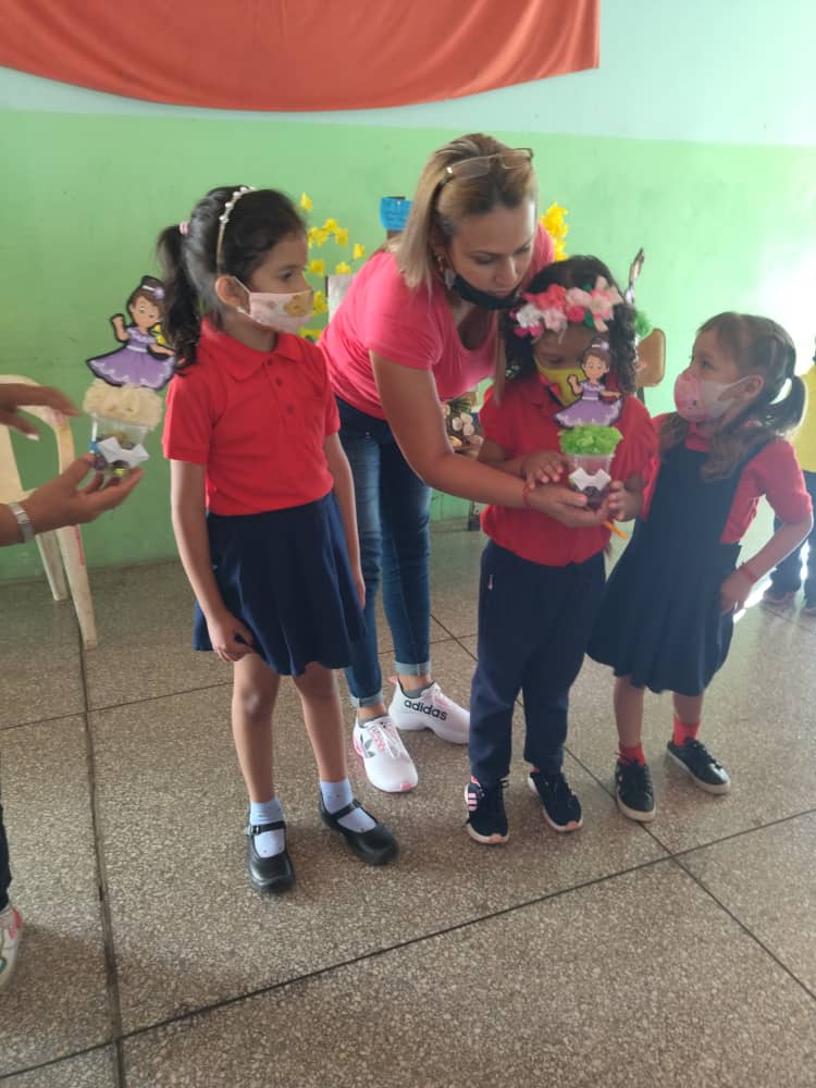 ceicerecitac17's tweet photo. 📌 RECONOCIENDO EL ESFUERZO Y DEDICACIÓN DEL GRUPO DE DANZA DE LA INSTITUCIÓN, CON LA ENTREGA DE UN SIGNIFICATIVO DETALLE👫👏 @MPPEDUCACION @educinicialmppe @zonaedusucre @_LaAvanzadora https://t.co/efQJDJKfjF