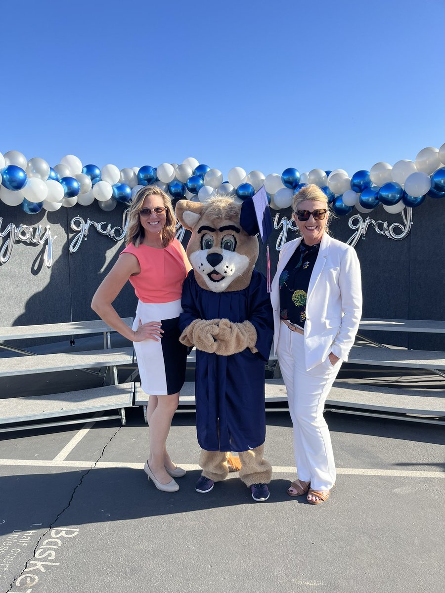 sierravistak6's tweet photo. Mrs. Kim and Mrs. Morgan are so proud of our kinder scholars! What a beautiful morning for Kindergarten Promotion!! #futurereadycubs https://t.co/JLW42glVJ4