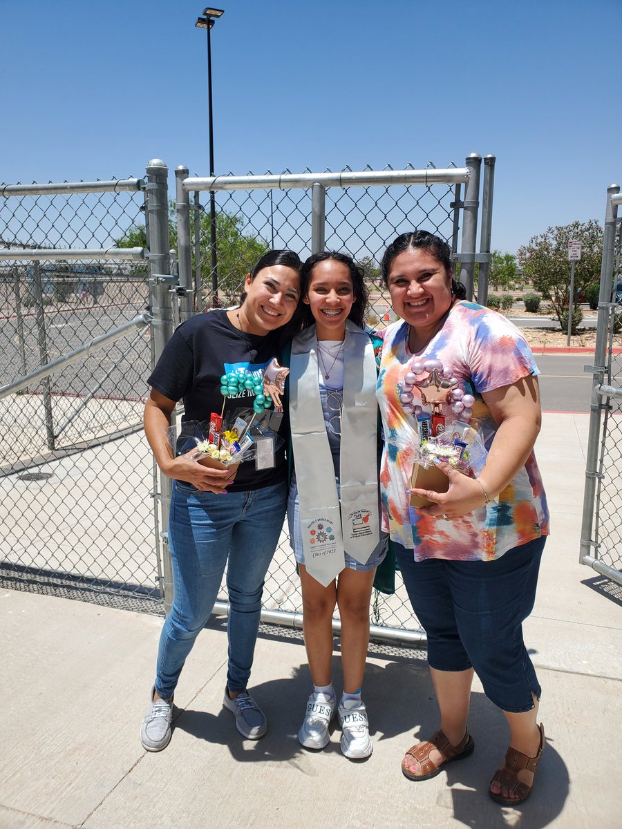 nrede_OKES's tweet photo. Congratulations to my amazing Pebble Hills High School ACE intern on her graduation! May God bless you on your future endeavors! #TeamSISD #CommittedtoRise https://t.co/S0JymumxlV