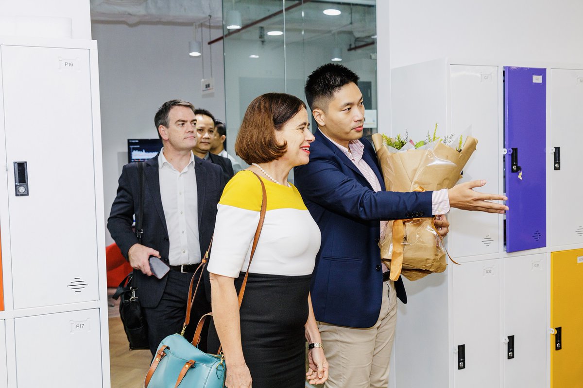 AusAmbVN's tweet photo. An inspiring visit to office of π»π³ first digital bank, #TimoBank where I heard from leading π¦πΊ alumnus about great potential in π»π³βs #fintech, e-commerce & start-up sectors. It reflects aspirations of π¦πΊ π»π³ to become top-10 trading partners & double our two-way investment. #EEES. https://t.co/UNn7REJJRn