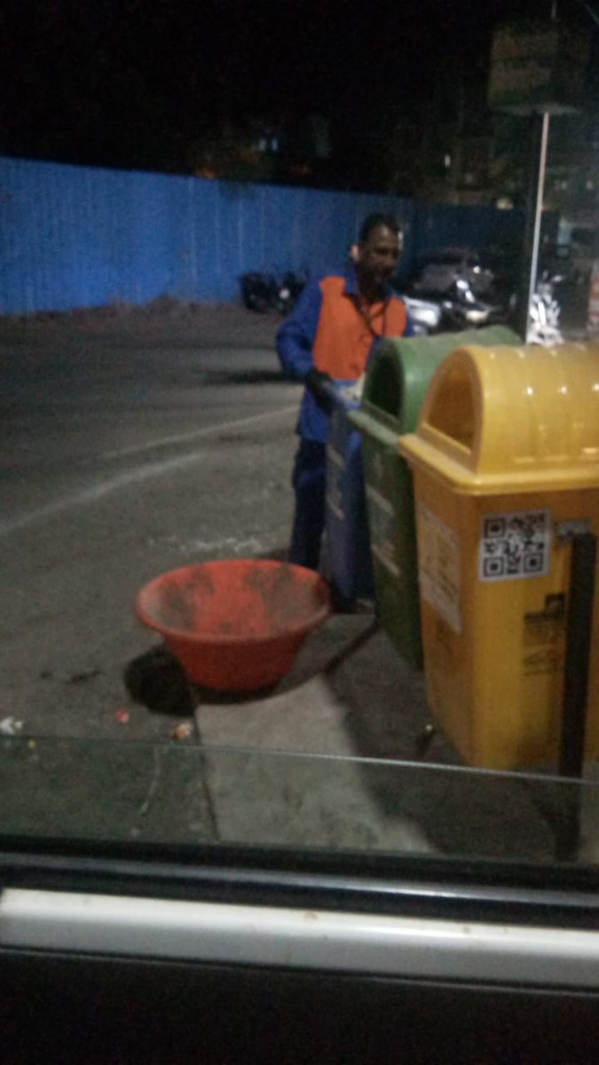 swachhdewas1's tweet photo. @DewasMcorp द्वारा नियमित रूप से रात्रिकालीन सफाई अभियान चलाया जाता है जिसमें सड़कों की सफाई के साथ साथ शहर में लगे लीटरबिनों को भी खाली कर साफ किया जाता हैं।  
#ULB802248
#SwachhSurvekshan2023Dewas
#SwachhSurvekshan2023
#SwachhSurvekshan2023MP
#GarbageFreeCites https://t.co/h8vpiPXvIV