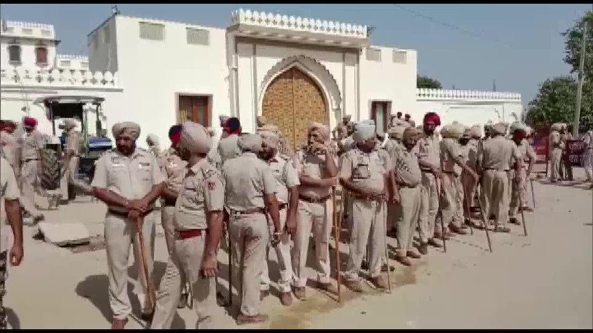 isgill86866's tweet image. ਹੁਣ ਸਿਕਉਰਟੀ ਦੇ ਖ਼ਰਚੇ ਦਾ ਬੋਝ ਨਹੀਂ ਪੈਂਦਾ ਖ਼ਜ਼ਾਨੇ ਤੇ? ੨ ਬੰਦੇ ਦੇਣ ਲੱਗਿਆ VIP ਕਲਚਰ ਖਤਮ ਕਰਨ ਦੀ ਮਸ਼ਹੂਰੀ ਪਰ ਹੁਣ ੨੫੦੦ ਬੰਦਾ ਡਲਿਆ ਤੋਂ ਡਰਦਾ ਲਾਇਆ। #stopVipCulture @officeofssbadal @SukhpalKhaira @INCPunjab @RajaBrar_INC @Sukhjinder_INC