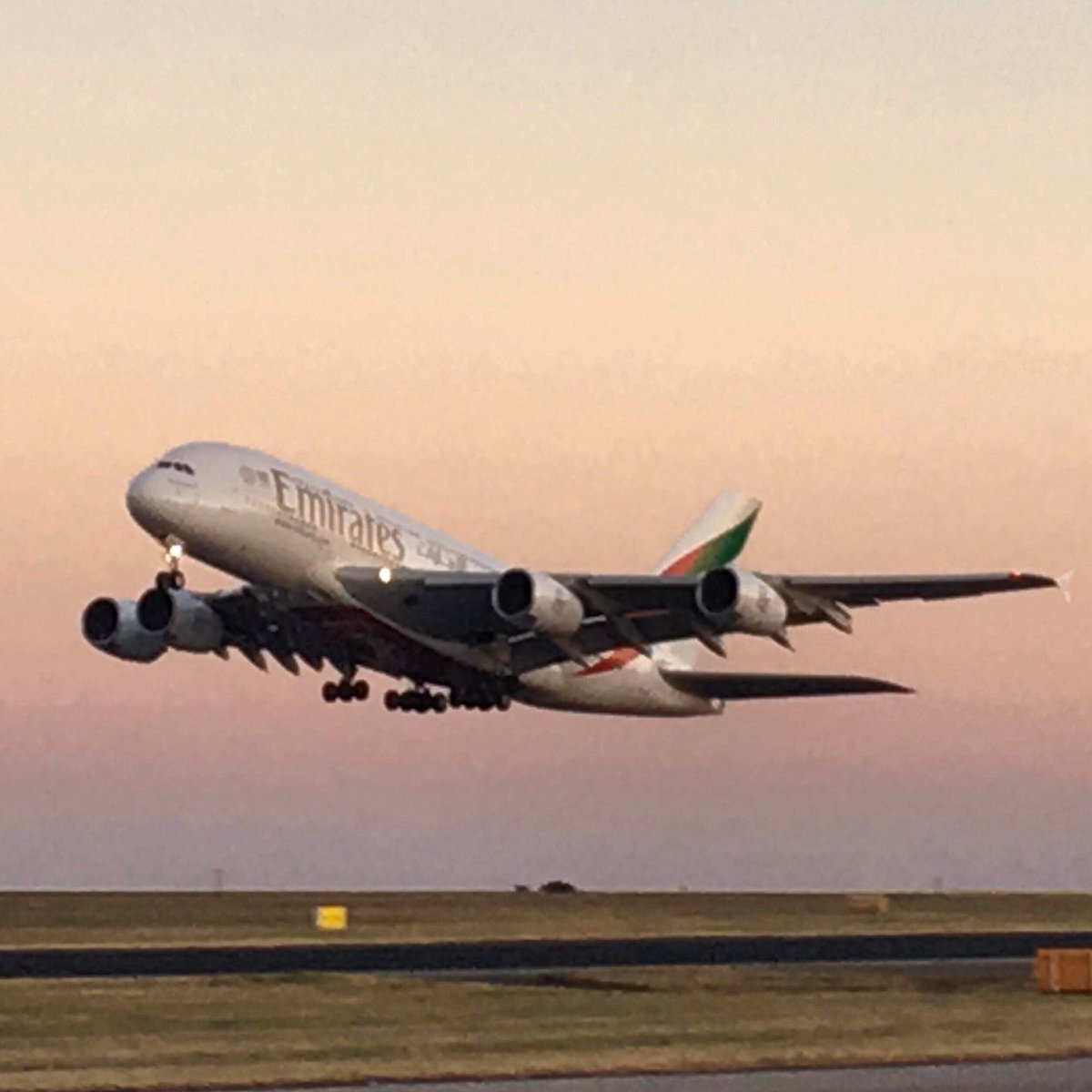 AviateAddict's tweet photo. Evening departure @emirates
#Emirates #A380 #AvGeek #AvAddict #Dubai #Pilots @AirbusFansww @Airbus @A380spotter https://t.co/BokifbJ0gf