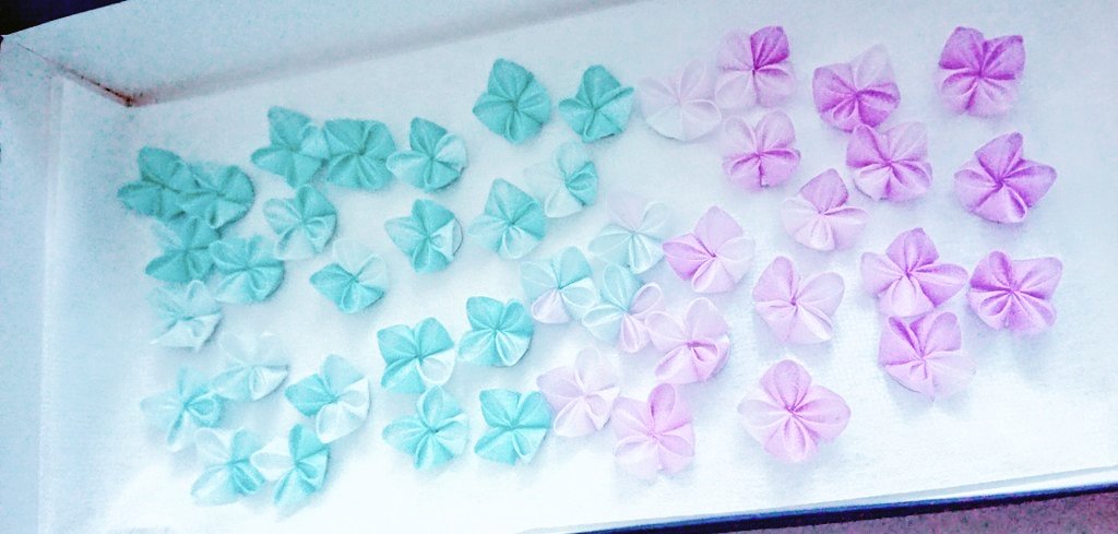 rentiaac's tweet photo. ちみちみと紫陽花作っております(っ´ω`c)♡
包装用のちょうどいいサイズの箱がなかったため箱も手作りとなります(*ᵕ ᵕ)⁾⁾
#つまみ細工 https://t.co/HQAm5od8fF