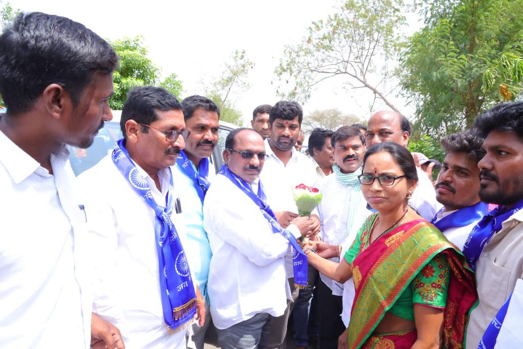 BapuAsta's tweet photo. చెన్నూరు నియోజకవర్గం, చెన్నూర్ మండలం పోక్కూరు గ్రామంలో ఐదో విడత పల్లె ప్రగతి కార్యక్రమం ప్రారంభించిన అనంతరం గ్రామ సభలో పాల్గొన్న ప్రభుత్వ విప్ &amp; చెన్నూరు ఎమ్మెల్యే బాల్క సుమన్ గారు. జిల్లా కలెక్టర్ భారతి హోళ్లి కేరి గారు. https://t.co/ghL6r7mby6