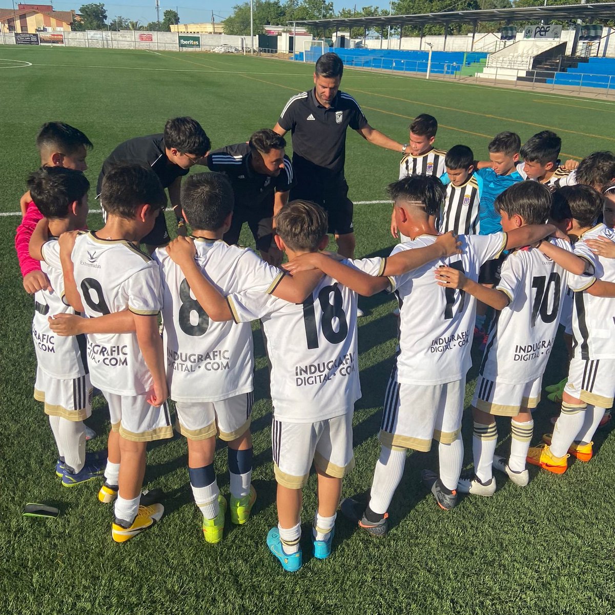 CDBLaAcademia's tweet photo. Hoy es el día del Benjamín 'A', nuestros chicos viajan a Miajadas para disputar la final del Campeonato de Extremadura ante la EF Morala. #ParteDelBAdajoz https://t.co/rs4dJRAJCE
