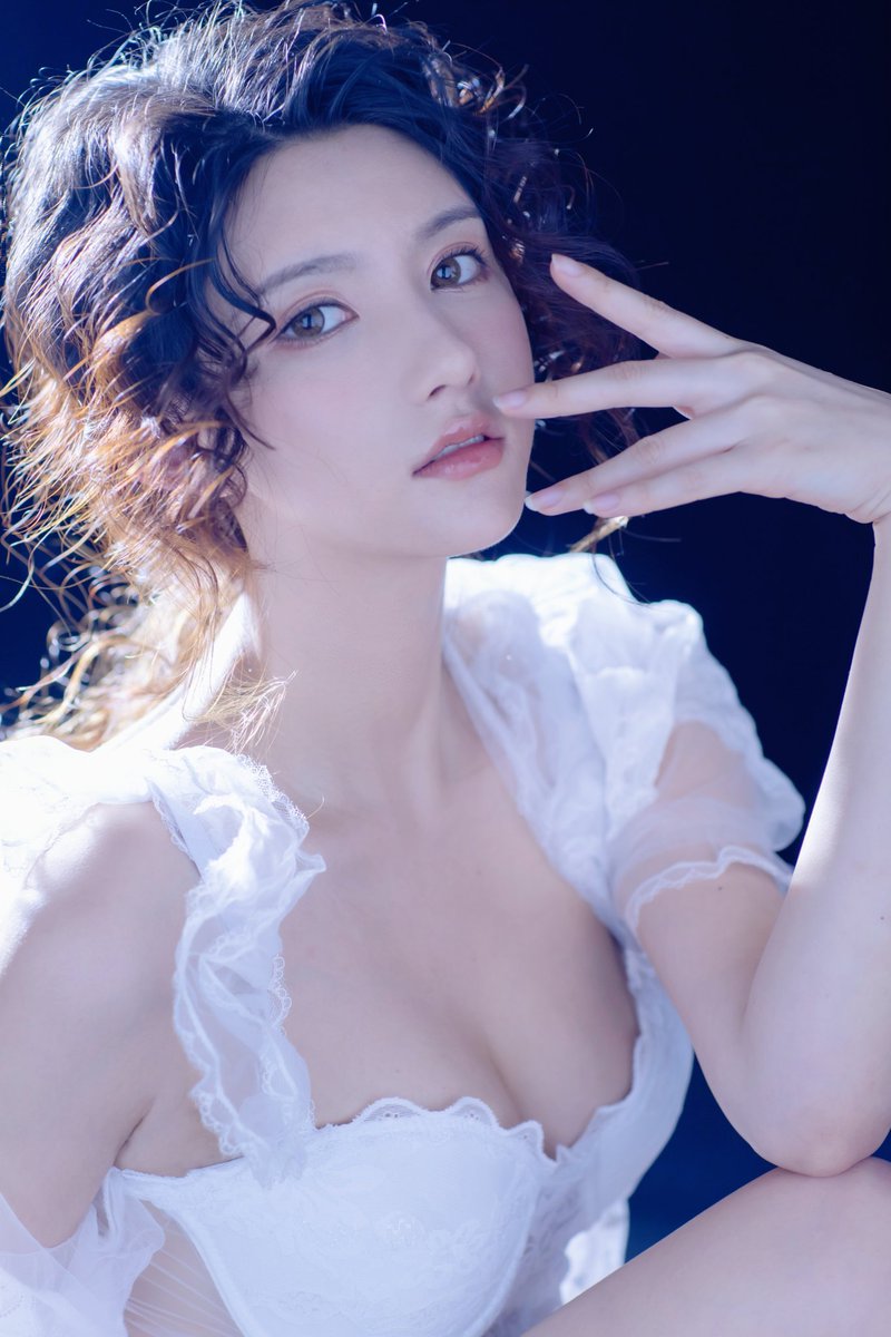 DaMicLangelo's tweet photo. 柔弱中透露着性感 https://t.co/1ereYOdzBL