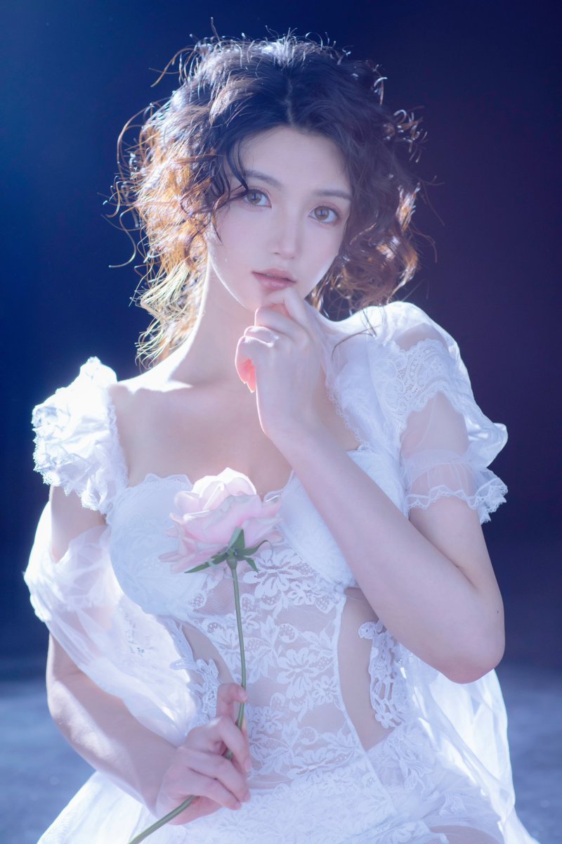 DaMicLangelo's tweet photo. 柔弱中透露着性感 https://t.co/1ereYOdzBL