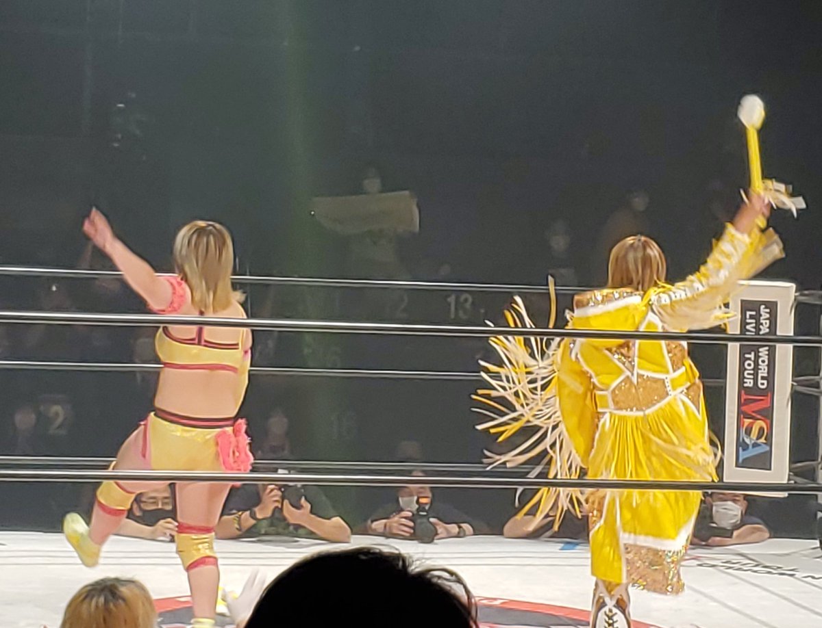 yellowwave0124's tweet photo. May.31,2022 #Marvelouspro
新木場大会
#永島千佳世 #岡優里佳
#隊長 #黄色軍団
#Yellowbee
隊長!!ブン🐝ブン🐝踊った🎼.•*¨*•.¸¸🎶🎼.•*¨*•.¸¸🎶 https://t.co/PJEitL2qjj