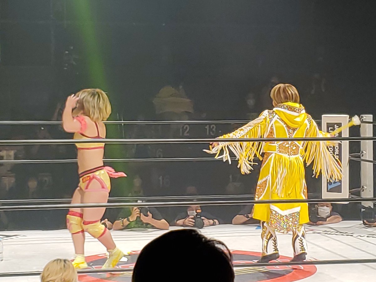yellowwave0124's tweet photo. May.31,2022 #Marvelouspro
新木場大会
#永島千佳世 #岡優里佳
#隊長 #黄色軍団
#Yellowbee
隊長!!ブン🐝ブン🐝踊った🎼.•*¨*•.¸¸🎶🎼.•*¨*•.¸¸🎶 https://t.co/PJEitL2qjj