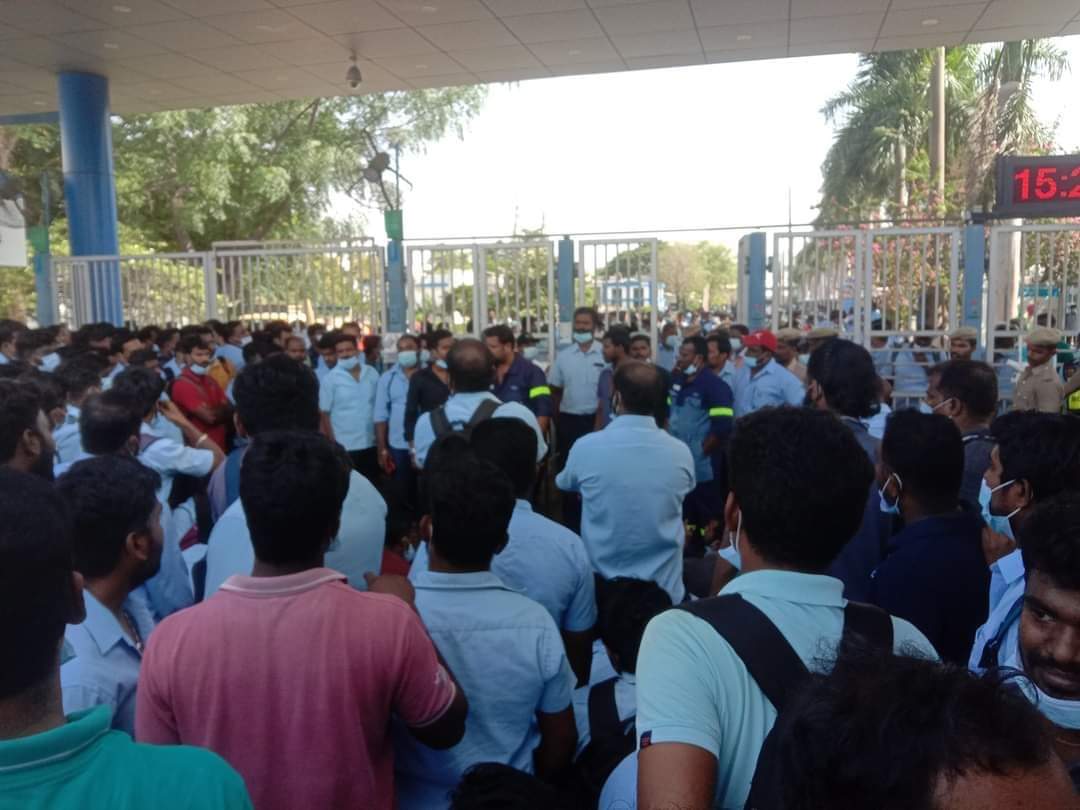 thiruja's tweet image. Workers of @Ford @FordIndia at chennai are protesting inside the factory for 5 days. They didn&apos;t leave factory to see their families &amp;amp; continuing this protest. Closing down the factory will leave thousands jobless. Let&apos;s stand in solidarity with protesting workers.