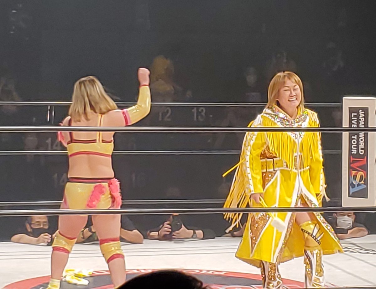 yellowwave0124's tweet photo. May.31,2022 #Marvelouspro
新木場大会
#永島千佳世 #岡優里佳
#隊長 #黄色軍団
#Yellowbee
隊長!!ブン🐝ブン🐝踊った🎼.•*¨*•.¸¸🎶🎼.•*¨*•.¸¸🎶 https://t.co/PJEitL2qjj