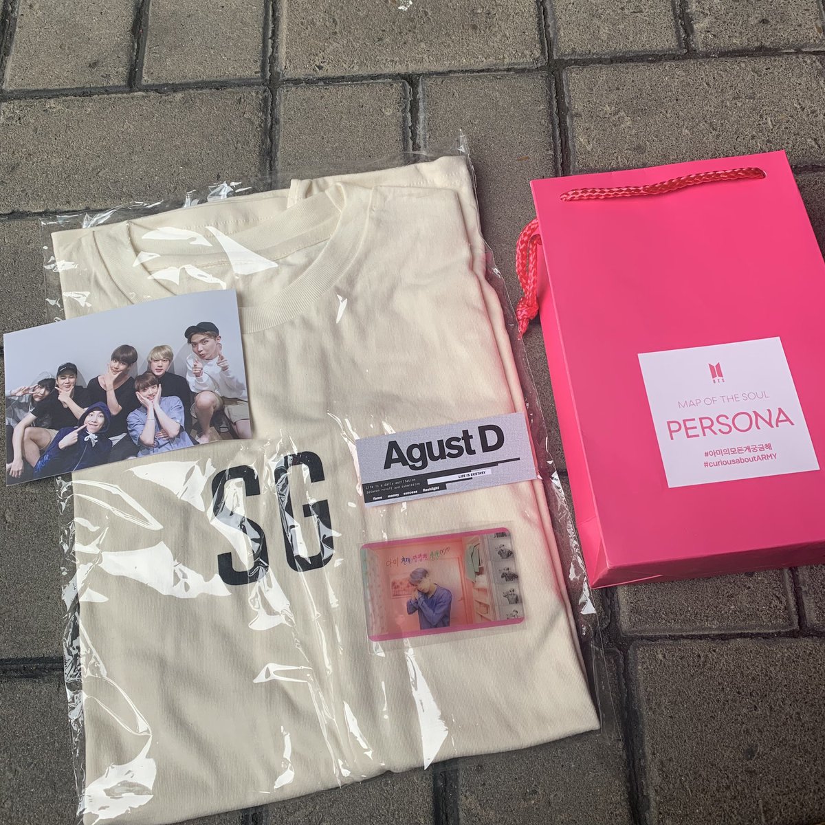 namedillegirl's tweet photo. every time i think about music shows i think about when bts gave armys those gifts, like y’all wasn’t goddamn there to feel my pain https://t.co/6CC4bDTACY