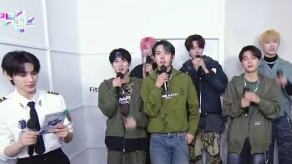 dailylhs's tweet photo. mc sunghoon with hybe artist, can't wait to mc hoon and bts interaction next week 🥹. https://t.co/0HBxWLUKWT