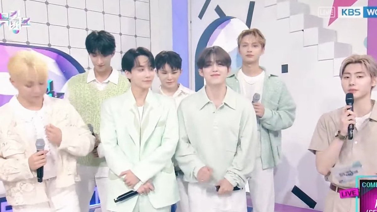 dailylhs's tweet photo. mc sunghoon with hybe artist, can't wait to mc hoon and bts interaction next week 🥹. https://t.co/0HBxWLUKWT
