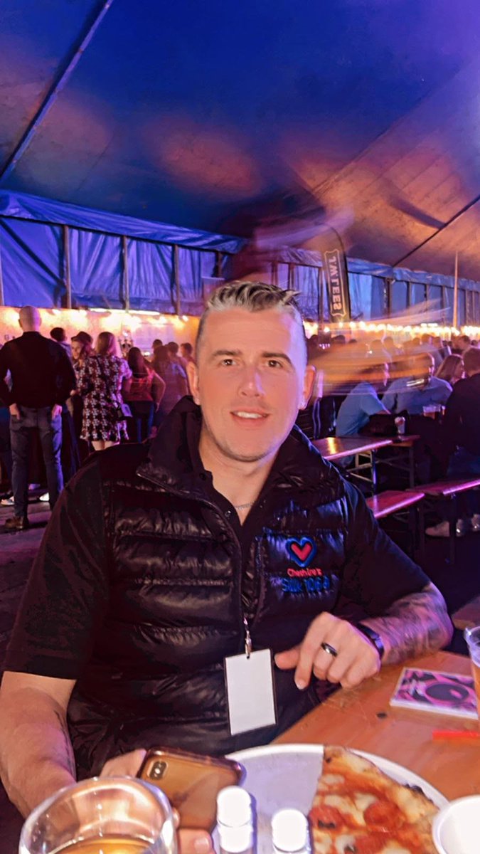 silk1069's tweet photo. Fresh off the back of @festcheshire - Night 1 @BongosBingo
Mike (not so fresh) is here with another morning of the Best of British.
Who is the BEST BRITISH ARTIST?
#cheshirefest #jubileeweekend #jubileecelebration #silk1069 #bongosbingo https://t.co/LS6jlgzuvb