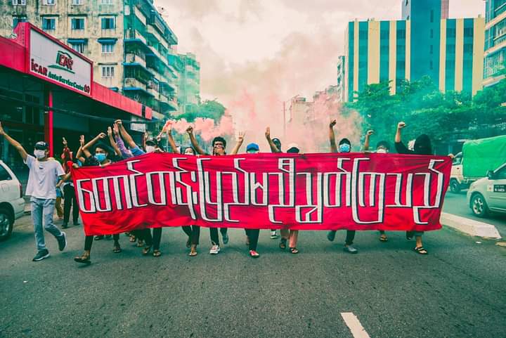 miN13700's tweet photo. Yangon strike forces gathered and successfully held an anti-military guerrilla strike with the banner reading ‘The mainland &amp; mountainous areas are united’ in Yangon on June 3, despite junta's brutal crackdown.

#HelpMyanmarIDPs
#2022June3Coup
#WhatsHappeninglnMyanmar https://t.co/cgVD5rP5oZ