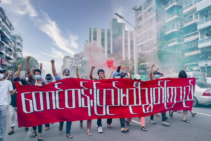 miN13700's tweet photo. Yangon strike forces gathered and successfully held an anti-military guerrilla strike with the banner reading ‘The mainland &amp; mountainous areas are united’ in Yangon on June 3, despite junta's brutal crackdown.

#HelpMyanmarIDPs
#2022June3Coup
#WhatsHappeninglnMyanmar https://t.co/cgVD5rP5oZ