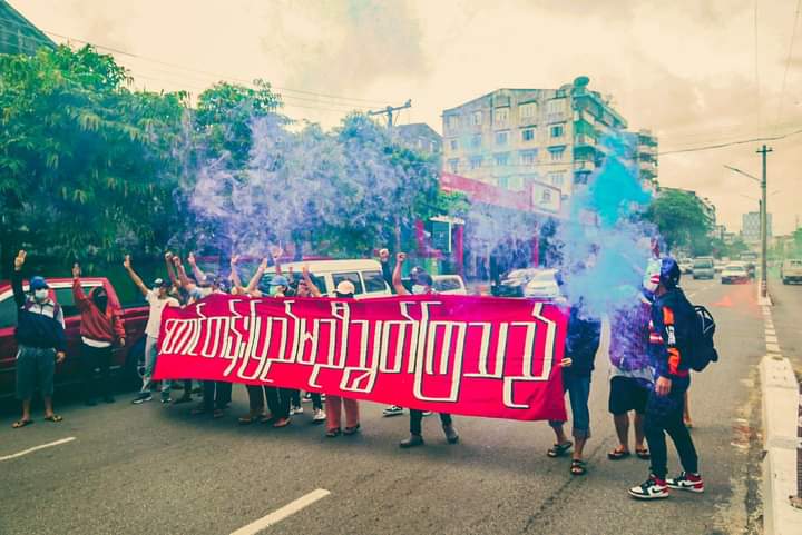 miN13700's tweet photo. Yangon strike forces gathered and successfully held an anti-military guerrilla strike with the banner reading ‘The mainland &amp; mountainous areas are united’ in Yangon on June 3, despite junta's brutal crackdown.

#HelpMyanmarIDPs
#2022June3Coup
#WhatsHappeninglnMyanmar https://t.co/cgVD5rP5oZ
