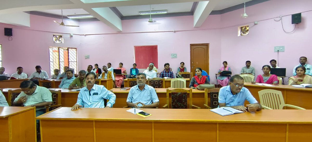 ZP_Mandya's tweet photo. ಮಂಡ್ಯ ಜಿ. ಪಾಂಡವಪುರ ತಾ|| ಪಂ.ಯಲ್ಲಿ ಅರ್ಹ ವೈಯುಕ್ತಿಕ ಗೃಹ ಶೌಚಾಲಯ ಹೊಂದಿಲ್ಲದ ಫಲಾನುಭವಿಗಳಿಗೆ ಆನ್ಲೈನ್ ಮೂಲಕ ಅರ್ಜಿ ಸಲ್ಲಿಸುವ ಕುರಿತು PDO's ಹಾಗೂ DEO's ಗಳಿಗೆ ತಮ್ಮ ಗ್ರಾ.ಪಂ.ಯ ಗ್ರಾಮಸ್ಥರಿಗೆ ಐ.ಇ.ಸಿ ಕಾರ್ಯಕ್ರಮದ ಮೂಲಕ ಅರಿವು ಮೂಡಿಸುವ ಬಗ್ಗೆ ಮಾಹಿತಿ ನೀಡಲಾಯಿತು.
#RDPR #RDWSD #ZPMandya #Sbmg #BuildToilets #Smj https://t.co/lpmYcDYuBB