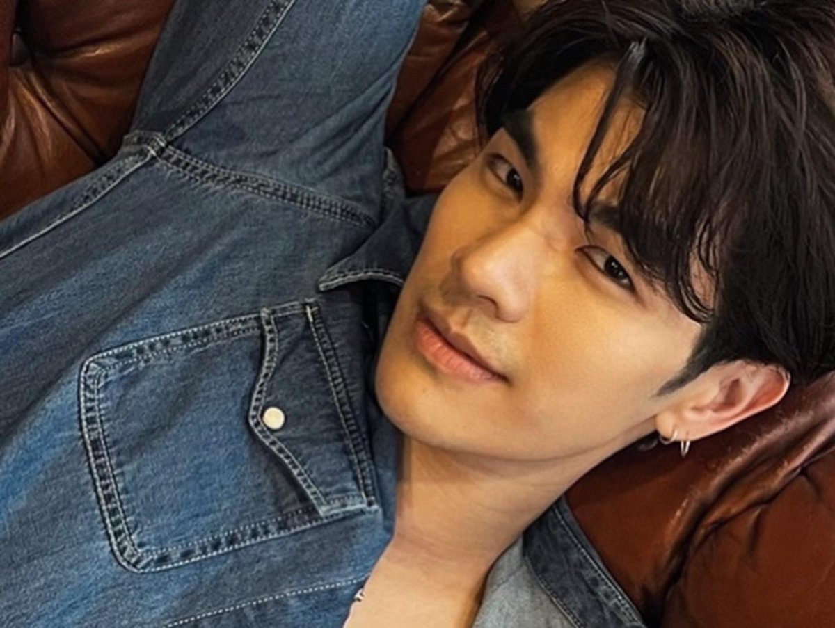 alekphasit's tweet photo. คนหล่อของพี่ zoom จนตาแตก หล่อกระเทกใจซะจริงๆ
@milephakphum
.
.
#DenimLover
#MilePhakphum
#HaveASweetWeekend😄 https://t.co/eKzXD967Xd