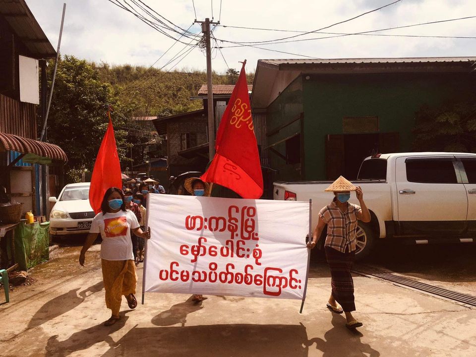 Nandar85526889's tweet photo. Hpakant Protesters marched to overthrow the Dictator

Protesters in Hpakant Township,Kachin State,marched on June 3, to protest against military dictatorship and support KIA,PDF and NUG government.

#2022June3Coup
#WhatsHappeninglnMyanmar #HelpMyanmarIDPs https://t.co/eckgkBuwZi