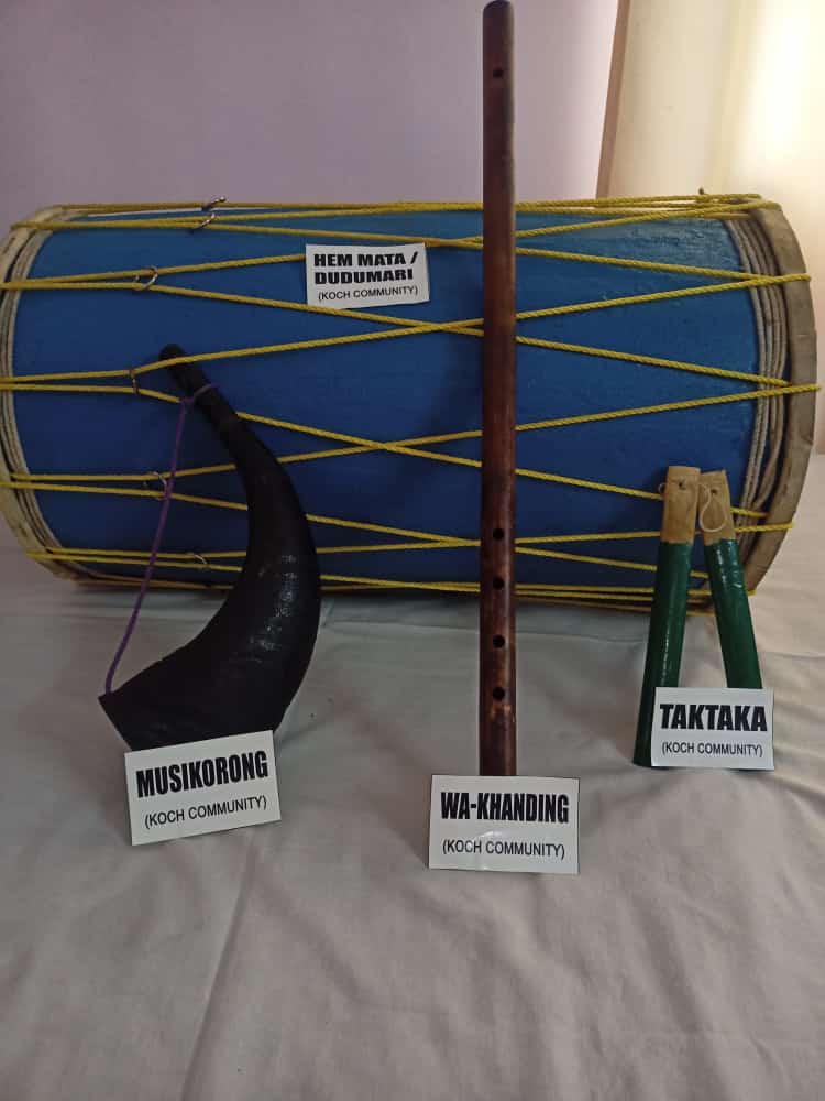 KochDevForum's tweet photo. Showcasing Koch traditional attires (Men and Women) and Koch musical instruments at Srimanta Sankardev Kalakshetra, Assam.

#PreservingKochCulture
#KochTraditionalAttires
#KochMusicalInstruments
#KochoJatiHengTong https://t.co/fQqzX6pSpq