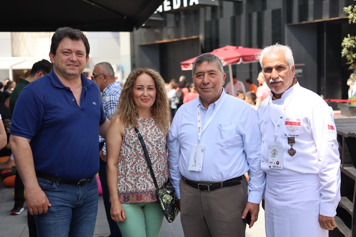 TemizTv's tweet photo. Endüstriyel Mutfak Sektörünün Duayen ismi Tahsin Öztirtayiki, ünlü Chef Ali Demir, SHK Fuarcılık Yönetim Kurulu Başkanı Sevda Korkmaz ve Temiz Tv Medya Grup Başkanı Hakkı Korkmaz festivalde buluştular... https://t.co/NlonQt3UTE