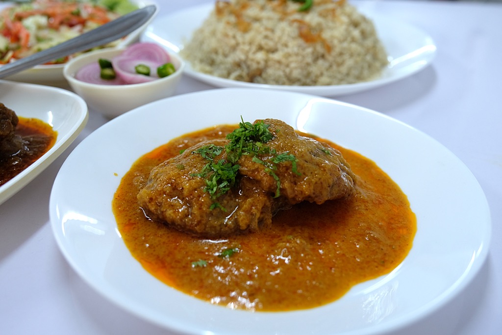 ChowTraveller's tweet photo. A friend recently introduced me to Hasan Biriyani, a small restaurant in the Phetchaburi area that dishes out big flavored homestyle Bangladeshi cuisine.

Their tehari rice and tasty curries are addictive, large portioned, and very reasonably priced. 
=> https://t.co/BlJ0M6vXvQ https://t.co/3jatxQonzz
