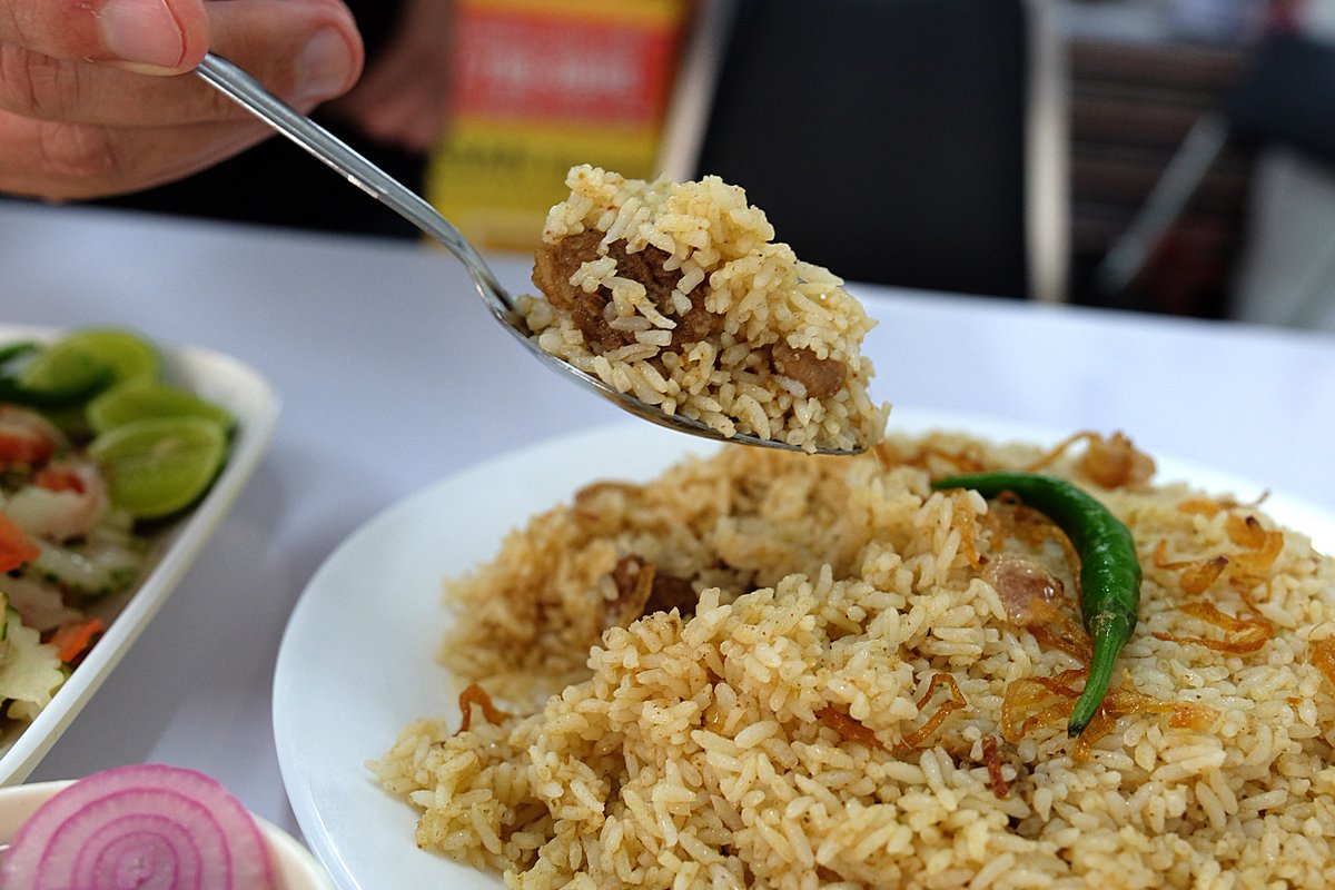 ChowTraveller's tweet photo. A friend recently introduced me to Hasan Biriyani, a small restaurant in the Phetchaburi area that dishes out big flavored homestyle Bangladeshi cuisine.

Their tehari rice and tasty curries are addictive, large portioned, and very reasonably priced. 
=> https://t.co/BlJ0M6vXvQ https://t.co/3jatxQonzz