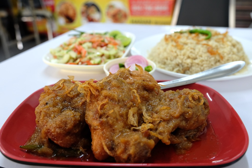 ChowTraveller's tweet photo. A friend recently introduced me to Hasan Biriyani, a small restaurant in the Phetchaburi area that dishes out big flavored homestyle Bangladeshi cuisine.

Their tehari rice and tasty curries are addictive, large portioned, and very reasonably priced. 
=> https://t.co/BlJ0M6vXvQ https://t.co/3jatxQonzz
