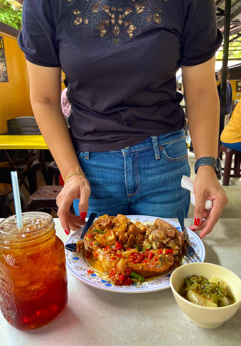 ezadzulkarnain's tweet image. It’s only noon and already it feels like a week and a half! I totally deserve this 😋 LOL! #dagingsalaimasaklemak #ayamkampung #sambalminang