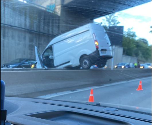 3CatInfo's tweet photo. L'accident d'una furgoneta que s'ha enfilat a la mitjana provoca llargues cues a la ronda de Dalt, a Barcelona
https://t.co/sprGYHkHON https://t.co/P0QVZHesf0