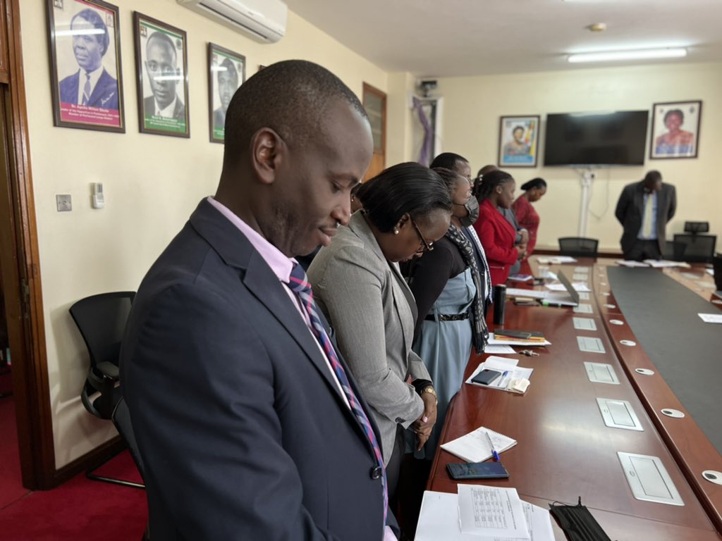 JBMuwonge's tweet photo. RT @LoP_Uganda: Devotion: Our office staff dedicate a moment of prayer after their weekly departmental meetings to invoke on the Creator to guide and bless our efforts. We believe that we can achieve more by having faith in the Almighty God. #Accountabil… https://t.co/eK9DeQV1Q8