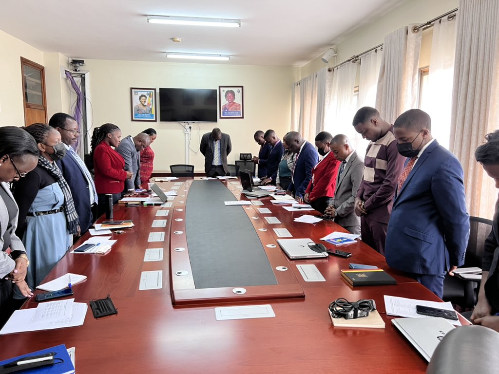 JBMuwonge's tweet photo. RT @LoP_Uganda: Devotion: Our office staff dedicate a moment of prayer after their weekly departmental meetings to invoke on the Creator to guide and bless our efforts. We believe that we can achieve more by having faith in the Almighty God. #Accountabil… https://t.co/eK9DeQV1Q8
