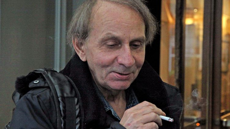 Est-il encore autorisé de dire qu'on peut ne pas aimer ce qu'écrit Houellebecq ?
Personnellement, je trouve que c'est un romancier sans talent particulier.
Il maîtrise très mal l'art du récit. 
Son style pèse des tonnes. 
Quant au  fond du propos et au "message"... Hum...